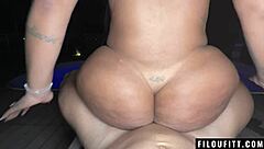 Lelaki kuat mengebor pantat besar Brazil dalam quickie basah