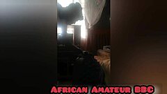 Sexo intenso mientras busca zapatos bajo la cama