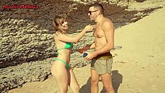 Portugheză fierbinte cu fund mare alb ridicată de la plajă