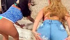 Resenha de putaria na rua acaba em fudelância no carro em movimento