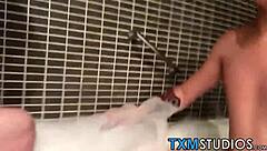 İki genç erkek POV gerçeklikte emip azdırıyor