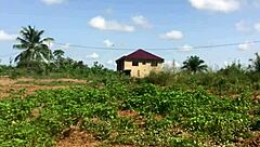 Deli kaltak büyük kıçıyla açık havada twerk ederek tahrik ediyor