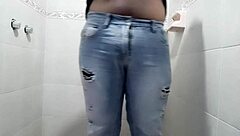 浴室でバイブ使ってオナニー中 pt1