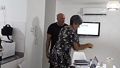 Еј, обожавам кад ми остави гузу раширену и пуну креме да је муж нађе растегнуту и напуњену!