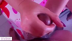 Esta latina 18+ invita fan para follada caliente en su cuarto