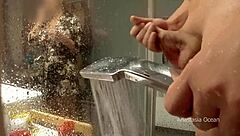 Chytil jsem macechu v koupelně, drbal jsem si před ní, takový perverti