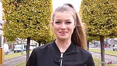 Nemški skavt pobere 18-letno blondinko Olivio Sparkle za grob seks na kastingu. Šokiran sem!