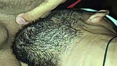 Cizinci sdílejí vzrušující chvíle na skrytém místě mezi kamarády