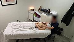 Fick lilla 18+ japanska tjejen bli förförd och knullad två gånger under massage?