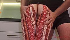 Винаги чукам стегнатата си брюнетка чистачка след работата й в кухнята.