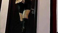 i'm the latex goddess diva in this femdom scene