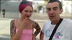 Por que a jovem 18+ Inna Black se despe nua em público com amigo de pau grande?