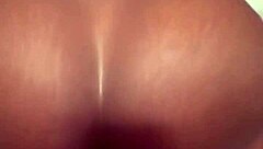 침실에서 아마추어 에보니 옆집녀가 이웃들에게 펠라와 섹스로 몸을 숙여