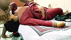 Индијска деси бхабхи јебе момке у теретани с огромним штапом!