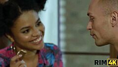 ريم4ك يغري بإلهة بنية تمص مؤخرة