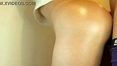 Belle-fille séduit beau-père voyeur en levrette interdite