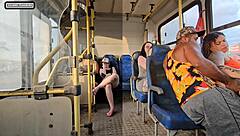 Evli kadın otobüste yabancıyla flört ediyor, sonunda yatakta bitiyor.