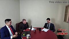 MILF-palvelijatar testaa sohvaa villin työporukan kanssa