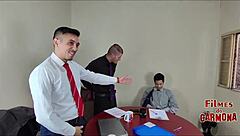 Milf empregada testa sofá com a galera louca da firma