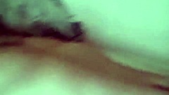 この本物の自家製ラテン系ティーン18+がチンポを飲み込んで中出しされるのを見て