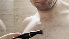 Я брею потные волосатые подмышки, грудь и руки после зала, готовясь к фотосессии на следующей неделе, за кулисами