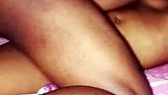 Afrikalı siyah genç kız 18 sert ve hızlı sabah seks istiyor. Misyoner pozisyonunda derin alıyor!