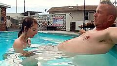 Hazel Haze Havuz Kenarında Tutkulu Sikilip Emiyor!