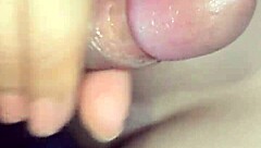 Amiga con culo grande pide baño y acaba squirtando salvaje 😈