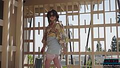 Seksi milf Kenna Vanessa iç çamaşırında çıplak soyunuyor