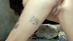 Sexig tjej säger: knulla min heta röv hårt.