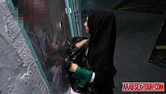 فتاة عربية تتسلل لغرفة فندق عشان تضرب دوجي بقوة