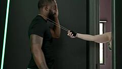 Sin piedad para esta milf infiel, el detective la taladra duro en escena real salvaje