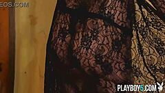 娇小黑发熟女Barbara Desiree在软核花花公子脱衣视频中挑逗