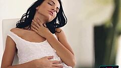 Вау, Сафира А се сензуално скида за Плејбој!