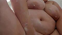 화장실에서 손으로 씻으며 자위