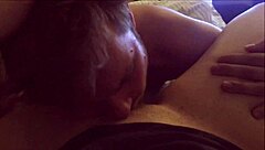 POV הפוך של אכילת הכוס שלה עם פעולה חובבנית שובבה