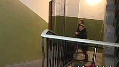 작은 갈색 머리, 남친 집에 초대해서 애널 도전