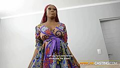 Afrikansk slore lengter etter diger kuk i interrasial casting-fuck