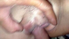 Kız, kocasının futbol izlediği sırada tesisatçı tarafından beceriliyor!