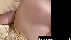 باوج مؤخرة وسادة تقدم ثديها ومؤخرتها الكبيرة الجميلة لمص ديب ثروت مع عشاق بي بي سي