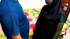 Човече, гледати ову индијску учитељицу како јебе студента је невероватно!