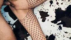 زوجة ميلف جميلة ترتدي الجوارب لإغراء زوجها في جلسة تحليل منزلية ساخنة