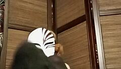 パンティーストッキングの女が家でリラックス