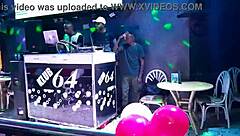 Bağlı halde twerk yapıyor