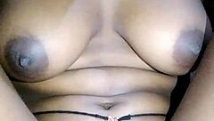 Små 18+ afrikanske patter og røv rider en massiv sort pik