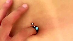 Metiéndole los dedos en el ombligo a esta latina preciosa que se siente de puta madre