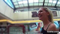 Sevimli Çek kız, süpermarketten önce tahrik edildi, sonra vahşi POV yolculuğu