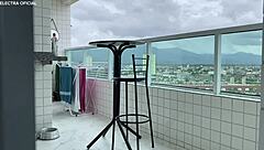 Contraté a esta empleada y vino con ese shortcito, ¡qué delicia de culo!!