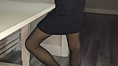 شاعرة شابة تقرأ شعرها بعاطفة عميقة في فستان مذهل