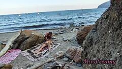 أظهرت كسي لرجل على شاطئ عام وخلاني أنزل! 😲